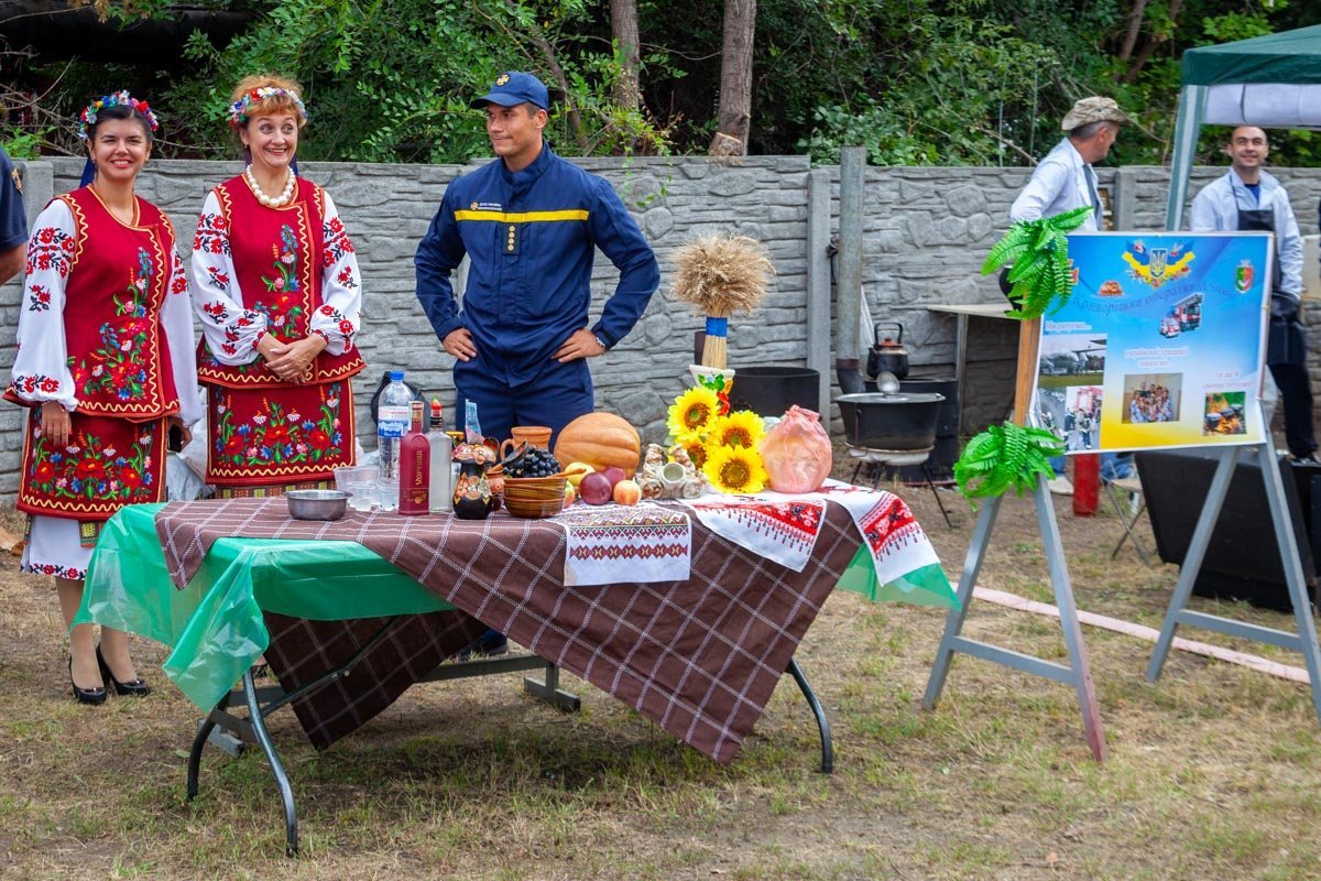 Спасатели на время стали поварятами