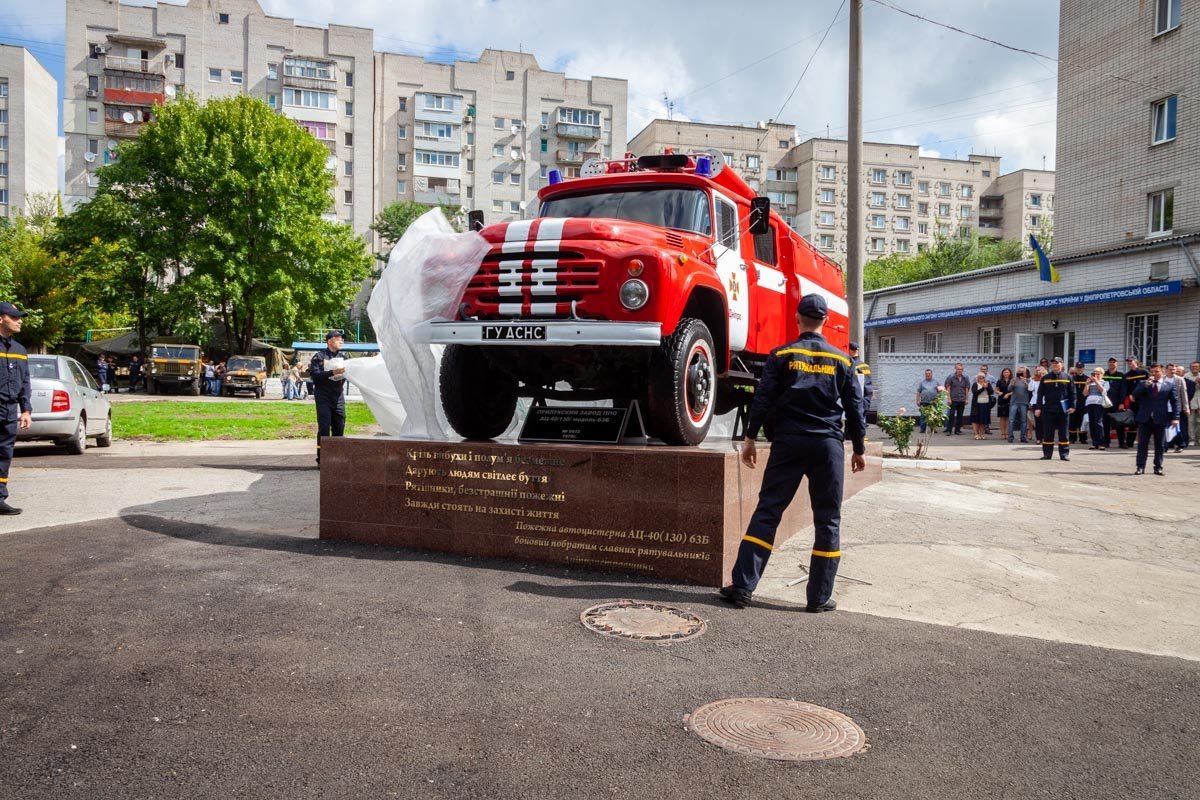 На мероприятии открыли памятник пожарной машине