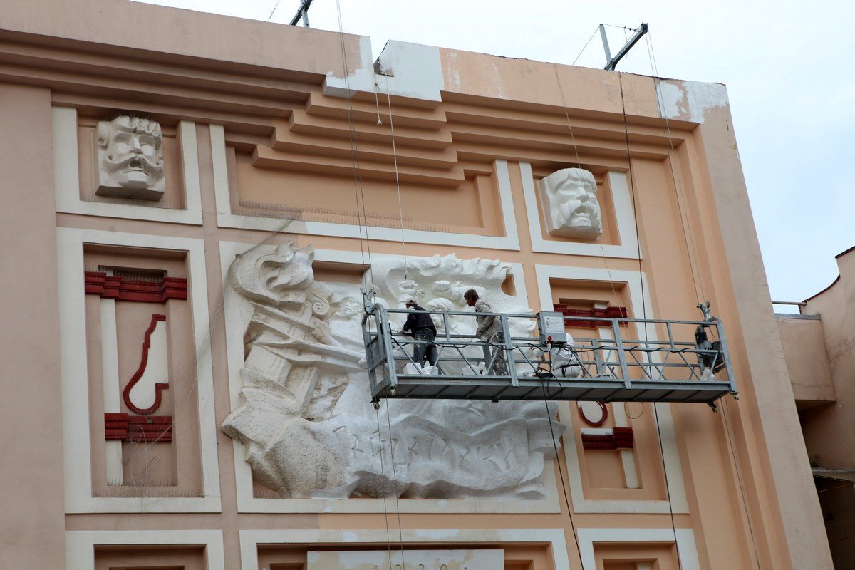 В сентябре 2018 также начались работы по восстановлению фасада парка В сентябре 2018 также начались работы по восстановлению фасада парка