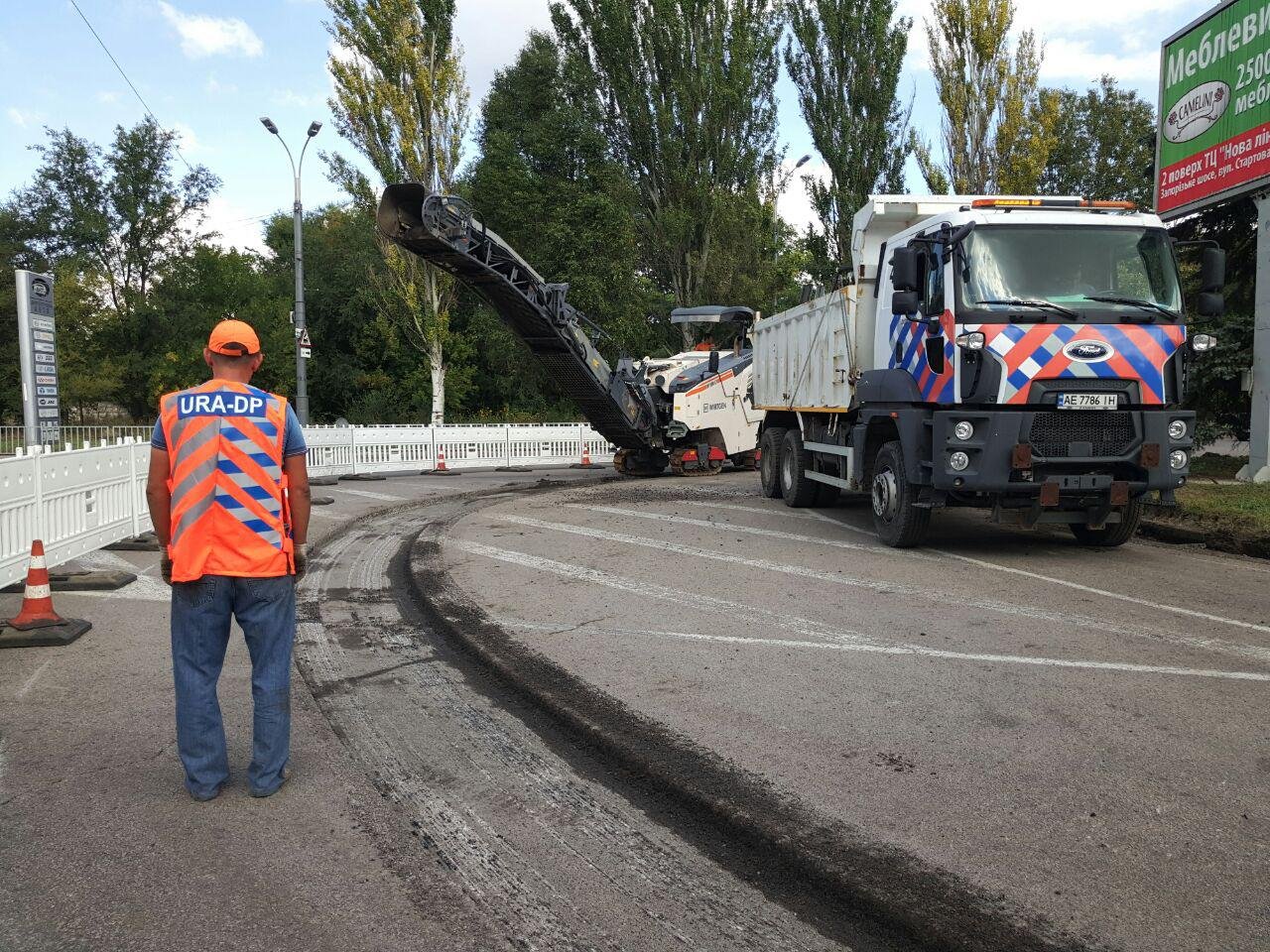 Размер круга увеличат, также пустят полосы движения на въезде в Днепр направо, по кругу Размер круга увеличат, также пустят полосы движения на въезде в Днепр направо, по кругу