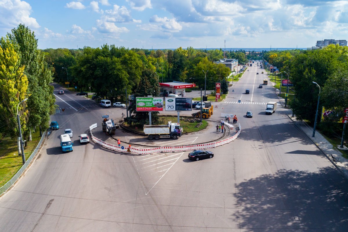На время проведения работ на этом участке дороги установят ограждения, которые будут освещаться ночью На время проведения работ на этом участке дороги установят ограждения, которые будут освещаться ночью