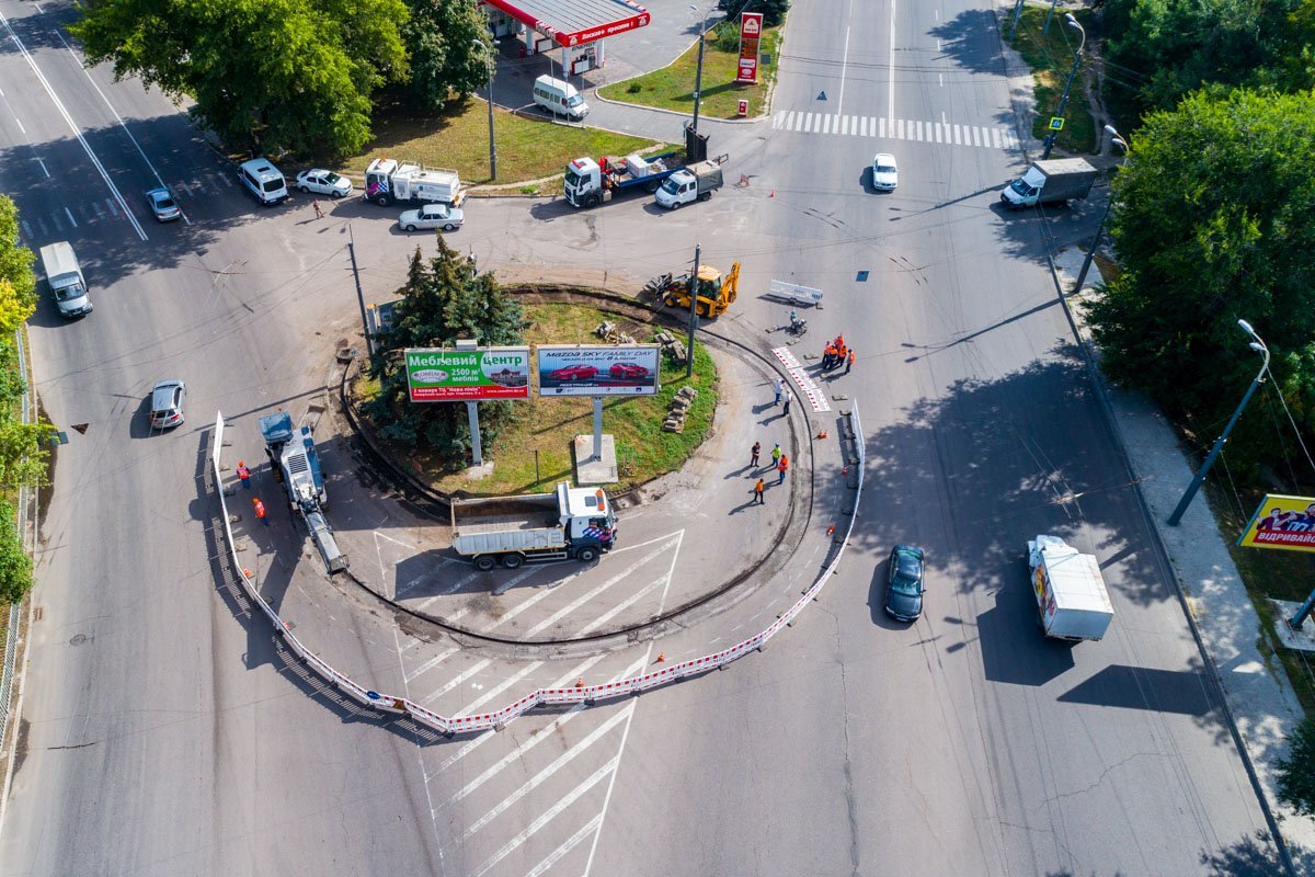 Коммунальщики сообщили, что окончание работ упирается в погодные условия: в дождь класть асфальт не будут Коммунальщики сообщили, что окончание работ упирается в погодные условия: в дождь класть асфальт не будут