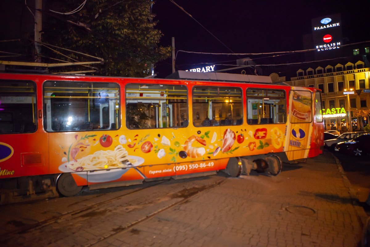 Трамвай чуть не зацепил автомобили на парковке Трамвай чуть не зацепил автомобили на парковке