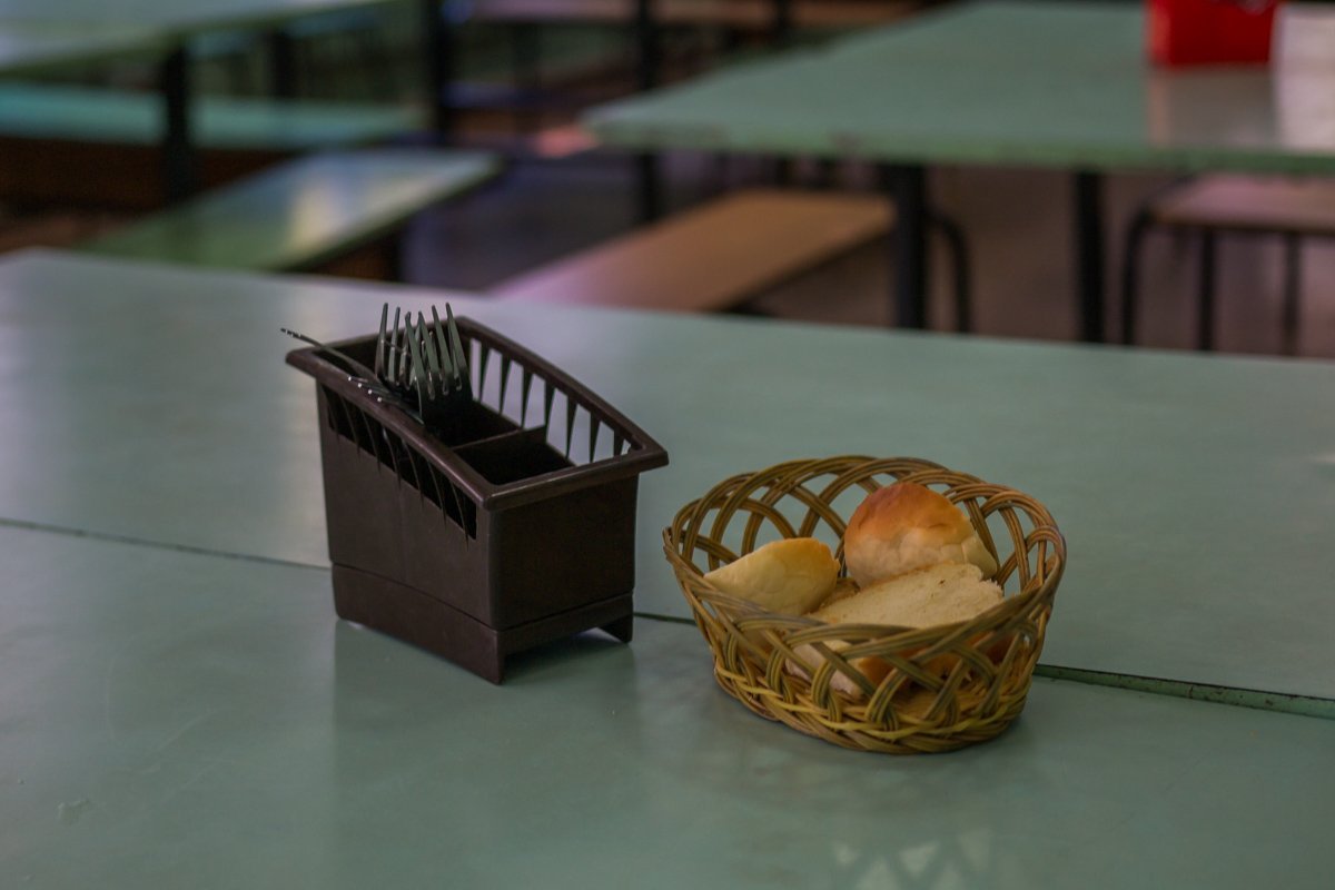 При этом работники кухни говорят о том, что рвота у учеников началась до того, как повара начали раздавать еду При этом работники кухни говорят о том, что рвота у учеников началась до того, как повара начали раздавать еду