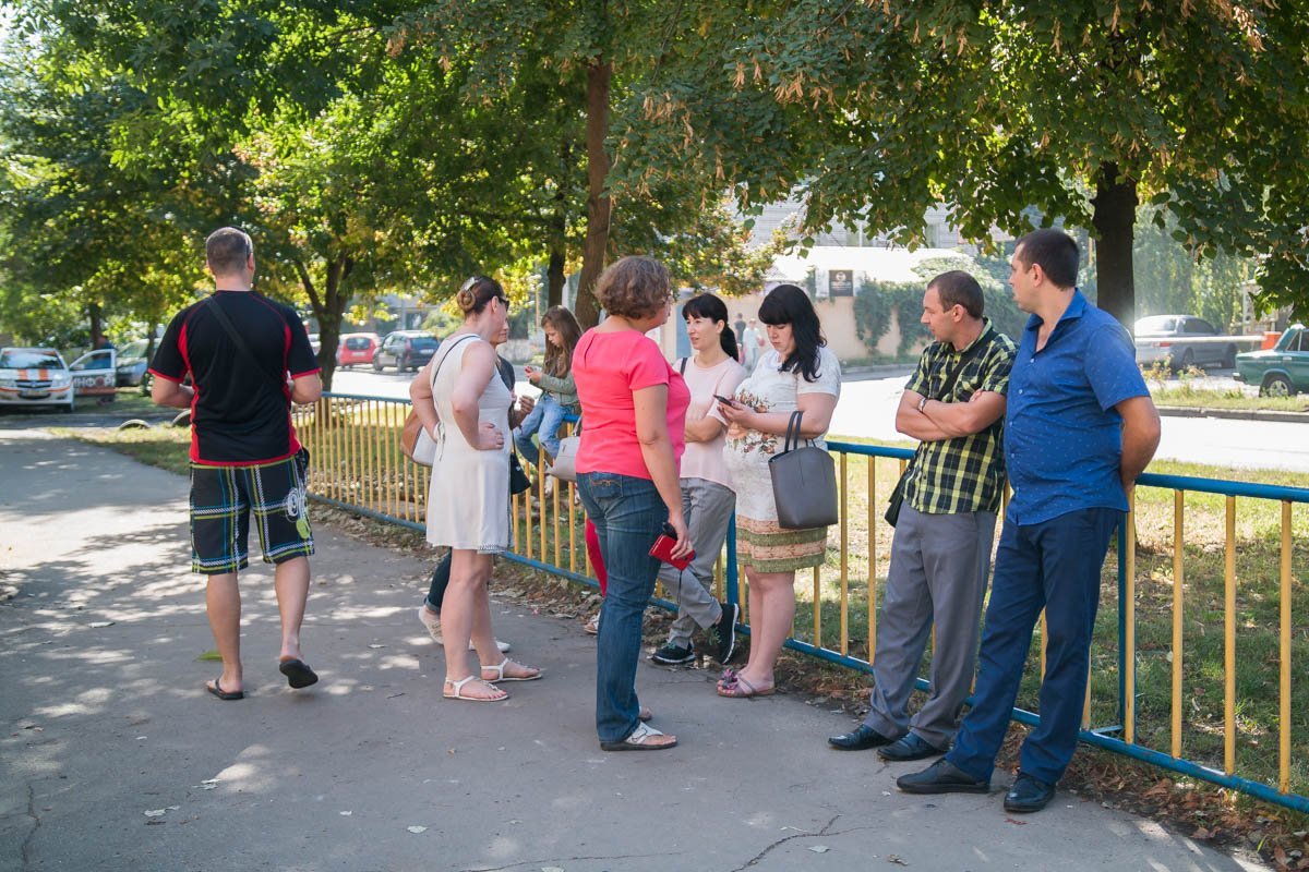 Родители, чьи дети отравились, пришли в школу, чтобы выяснить, в чем причина Родители, чьи дети отравились, пришли в школу, чтобы выяснить, в чем причина