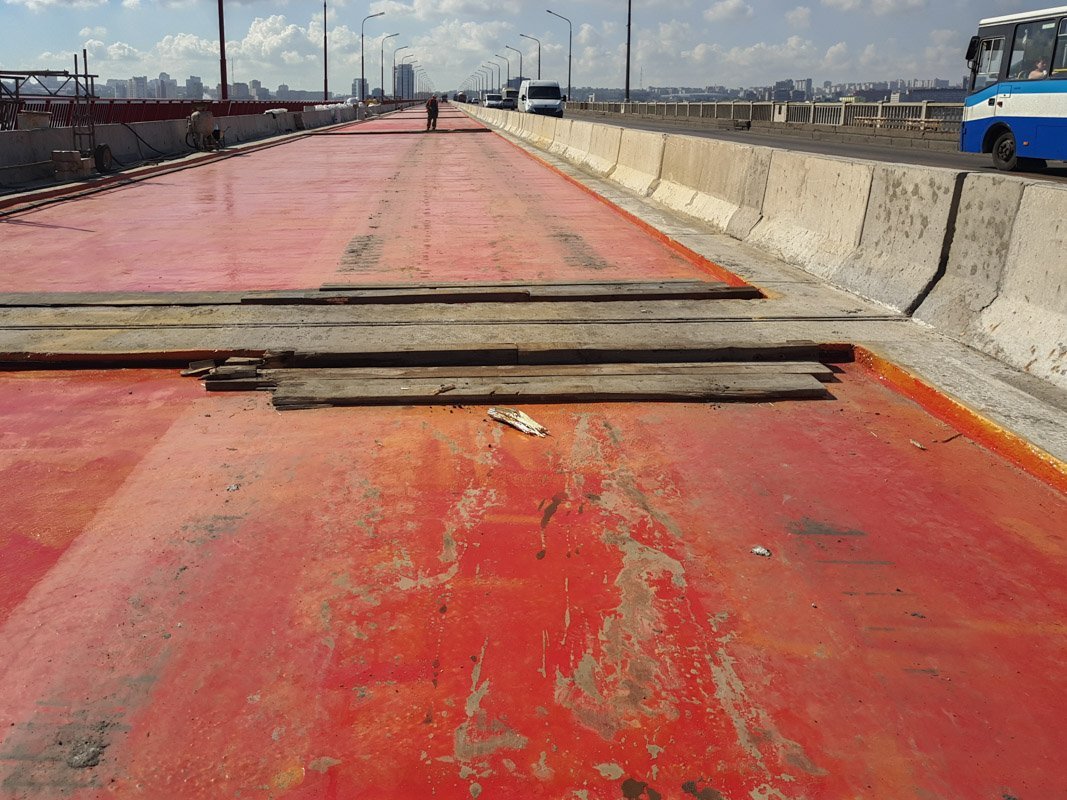 Мастера приступили к укладке асфальта