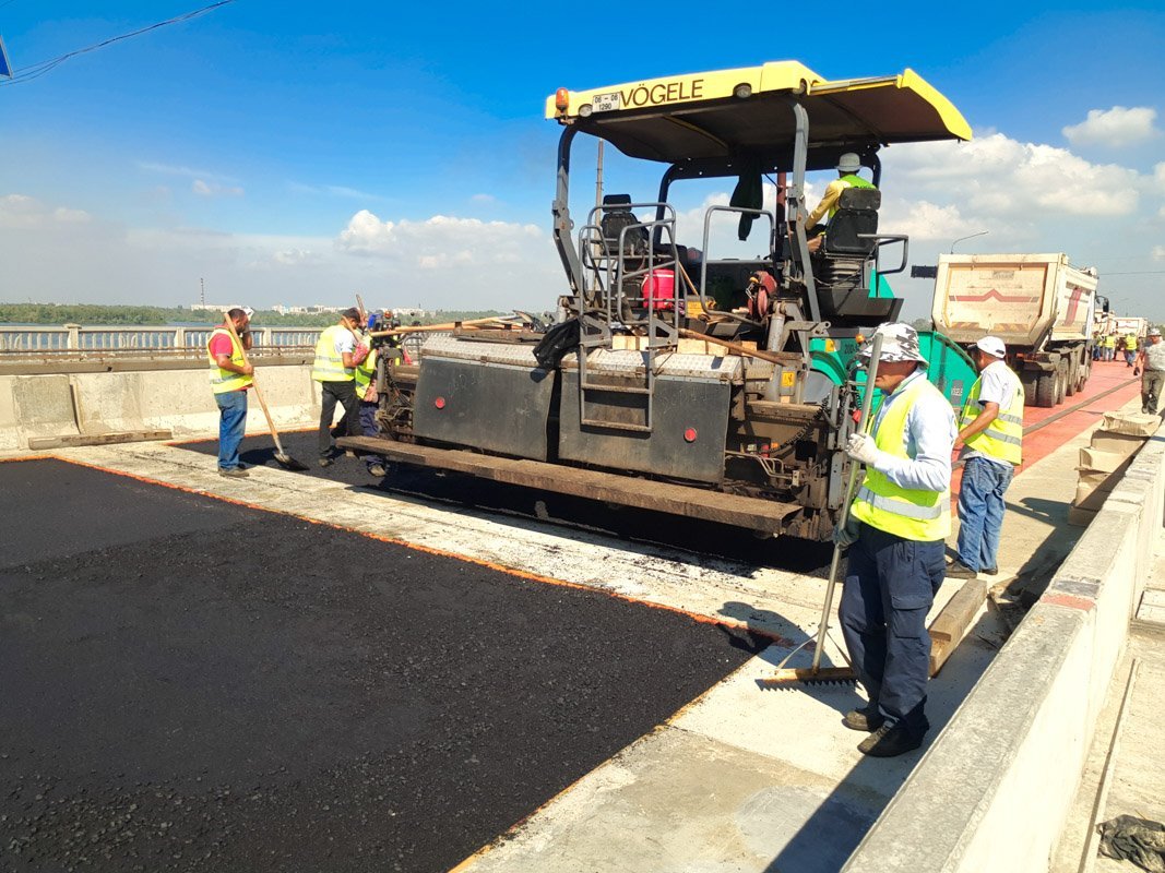 Ожидается, что мастера закончат укладывать первый слой асфальта до ночи