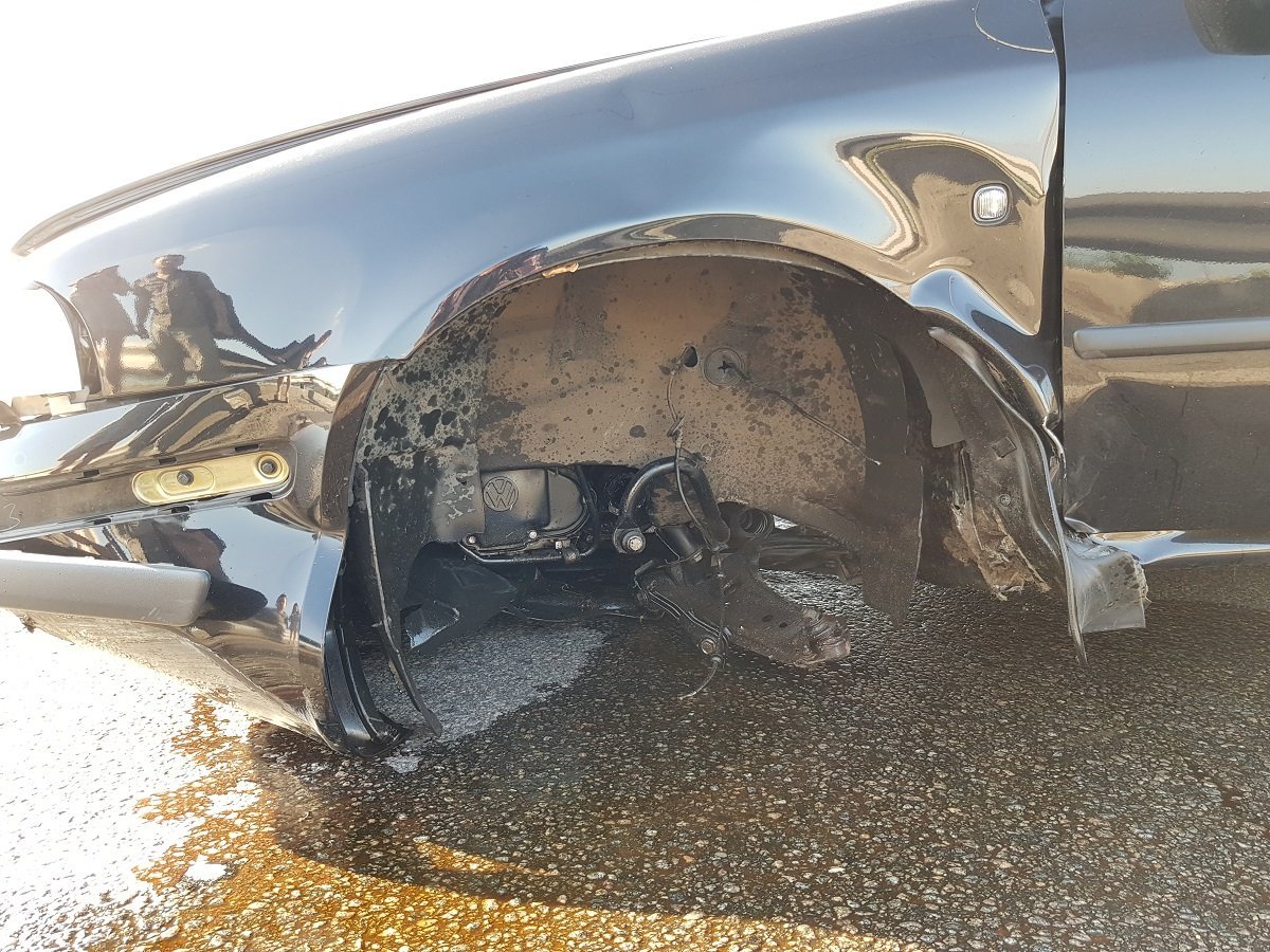 Водитель Skoda не заметил стоящий на мосту автомобиль  Водитель Skoda не заметил стоящий на мосту автомобиль