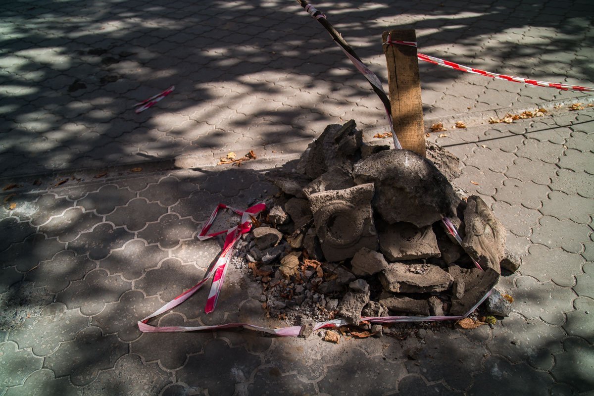 Кусок лепнины упал на тротуар Кусок лепнины упал на тротуар