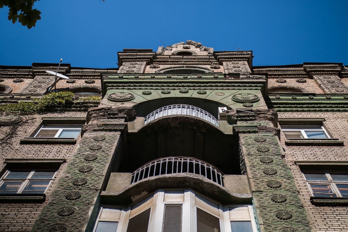 Будьте осторожны, проходя мимо старых зданий Будьте осторожны, проходя мимо старых зданий