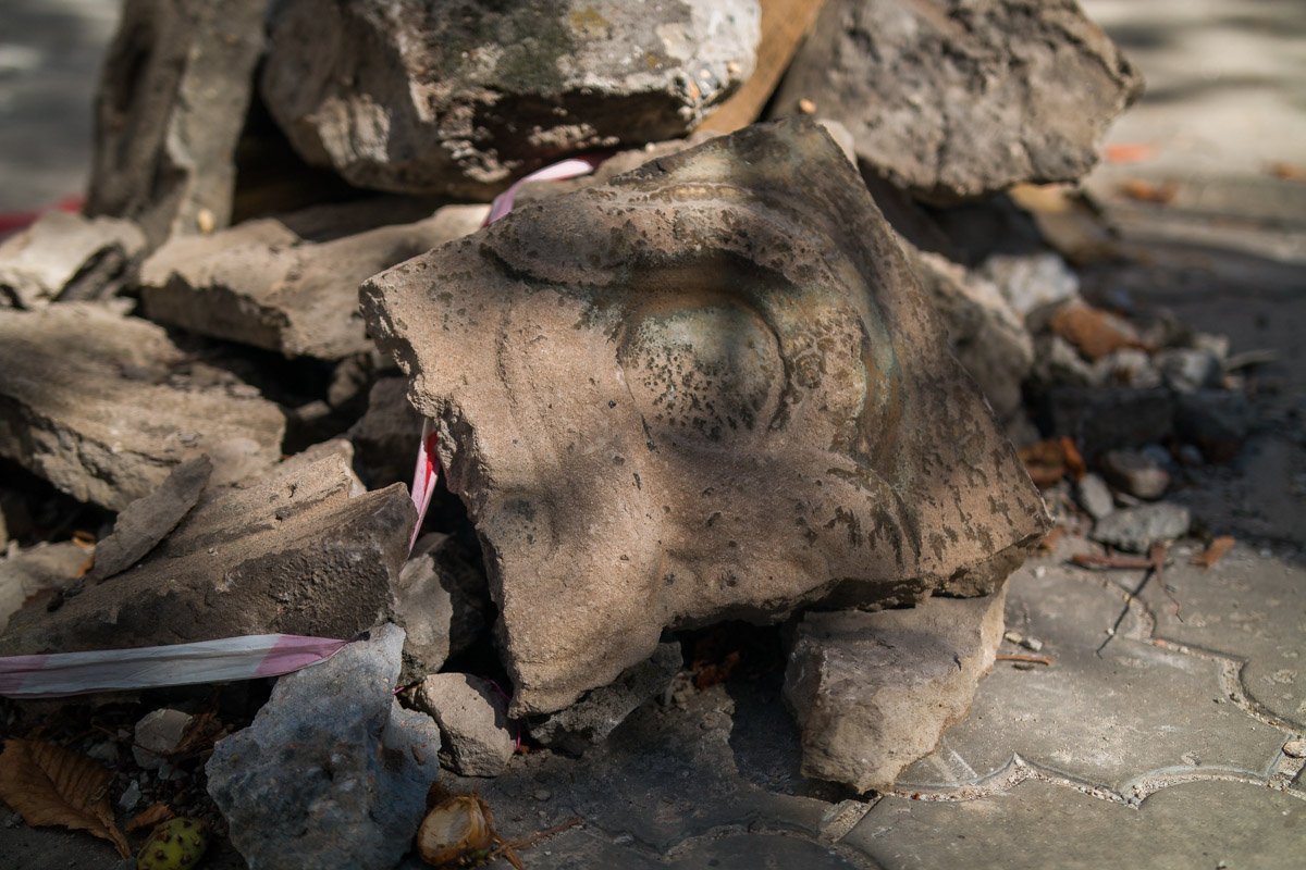 Если такой осколок упадет на голову проходящему мимо пешеходу, последствия могут быть печальными Если такой осколок упадет на голову проходящему мимо пешеходу, последствия могут быть печальными