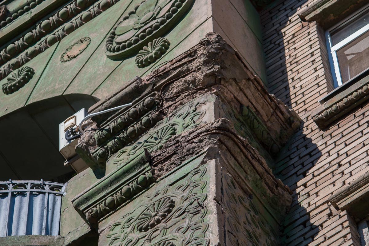 Чтобы обезопасить себя, не ходите под балконами старых зданий Чтобы обезопасить себя, не ходите под балконами старых зданий