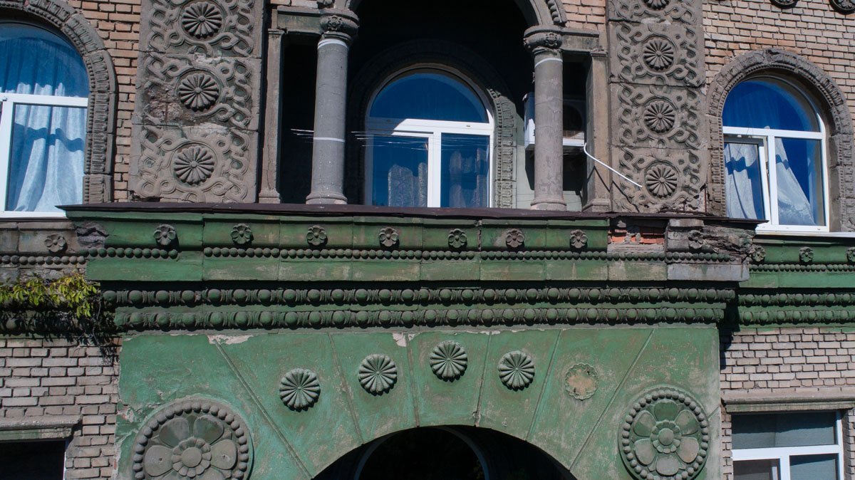 Некогда красивый фасад здания разрушается Некогда красивый фасад здания разрушается