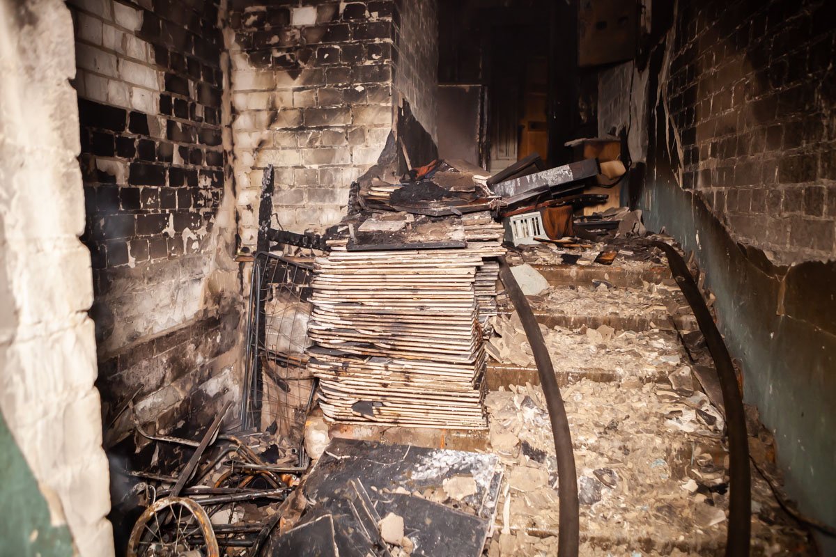 Возгорание возникло в тамбуре между квартирами и рядом в вентиляционной шахте  Возгорание возникло в тамбуре между квартирами и рядом в вентиляционной шахте