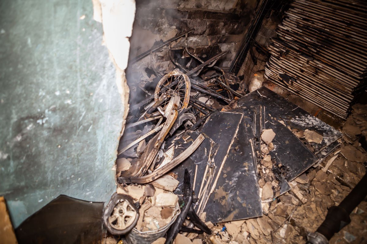 Загорелся мусор, стройматериалы, старые вещи Загорелся мусор, стройматериалы, старые вещи