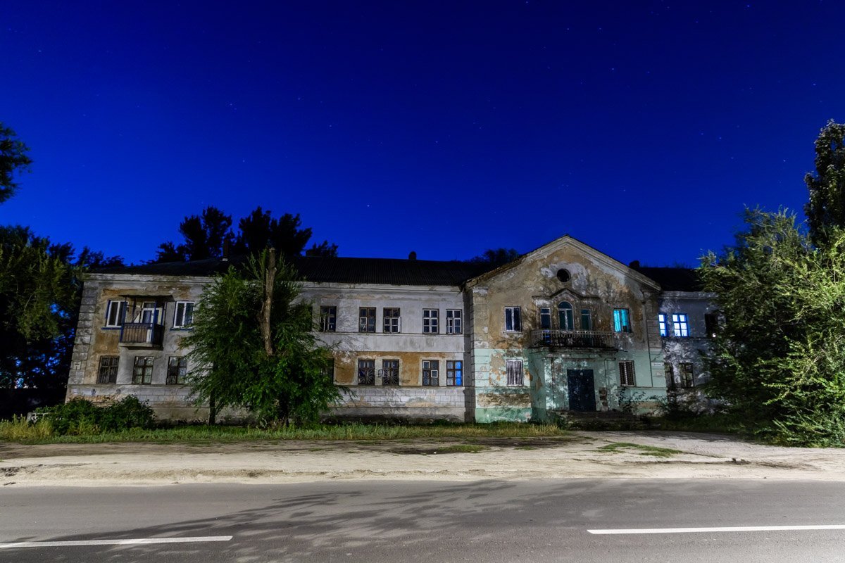 Такие обшарпанные здания - обычное явление для этого района