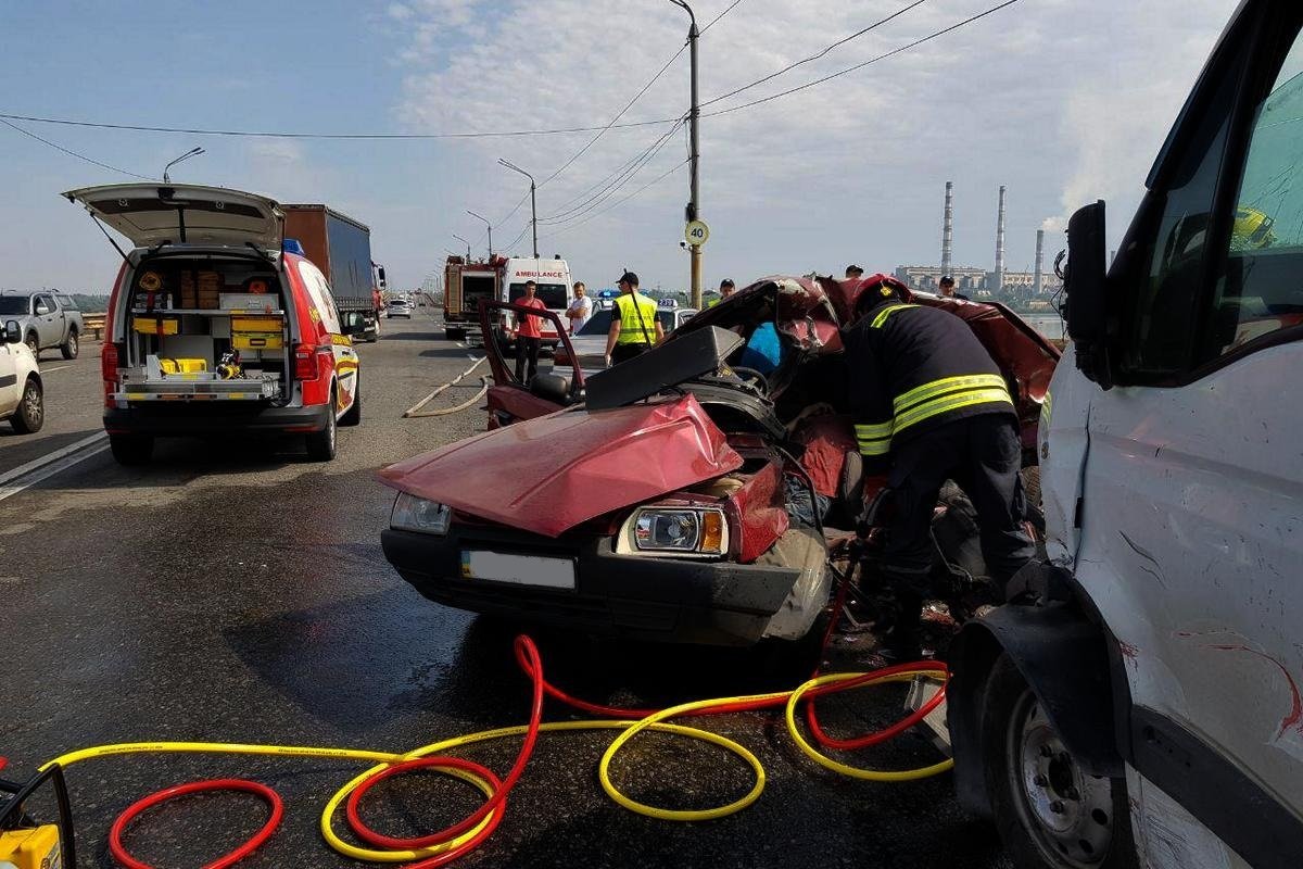 Предварительно, водитель Skoda потерял управление и вылетел на встречную полосу движения Предварительно, водитель Skoda потерял управление и вылетел на встречную полосу движения