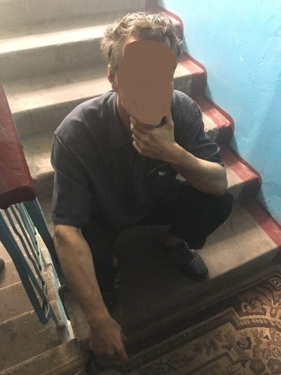 Недальновидный мужчина разжег костер прямо в квартире Недальновидный мужчина разжег костер прямо в квартире