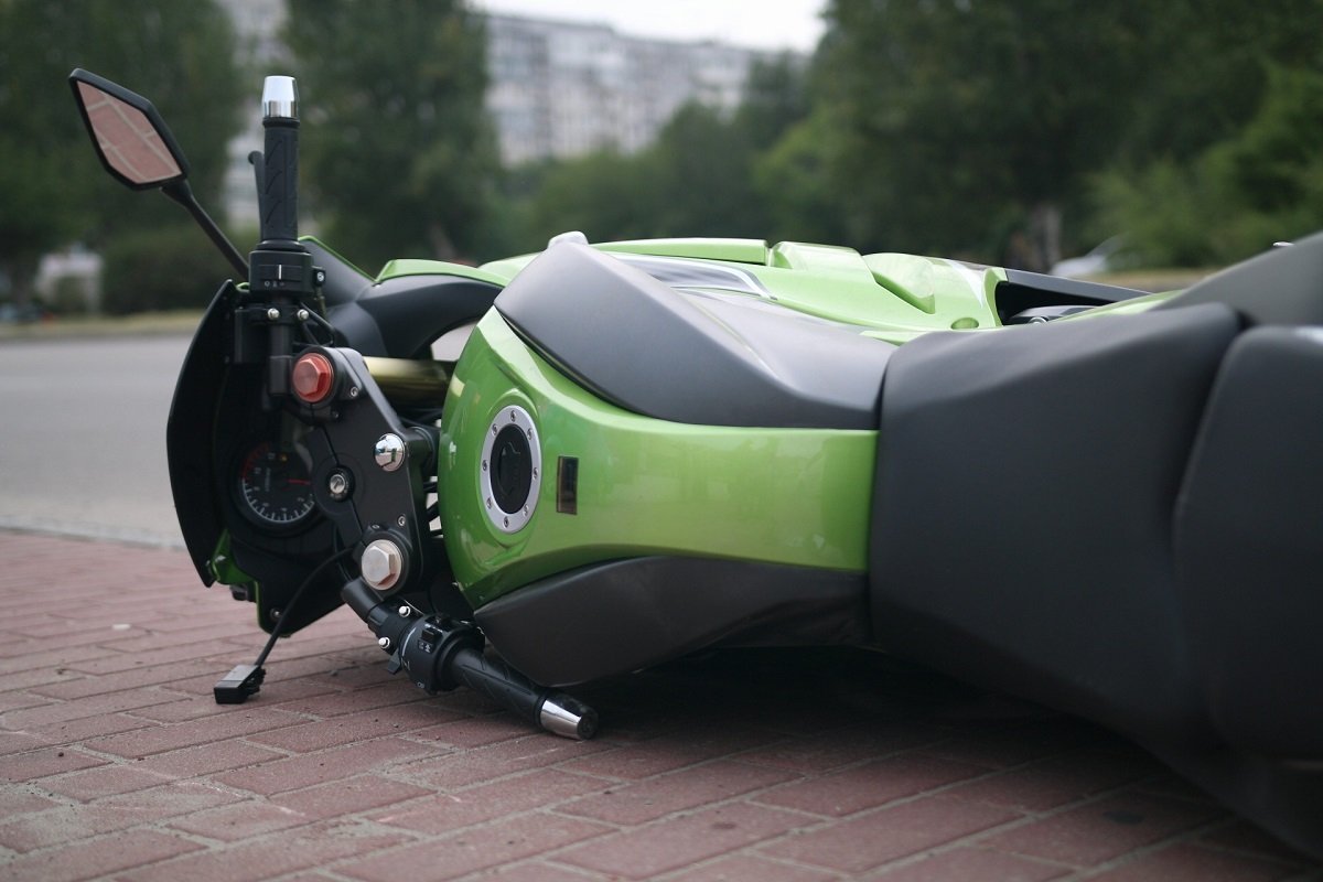 Водитель мотоцикла задел пешехода плечом