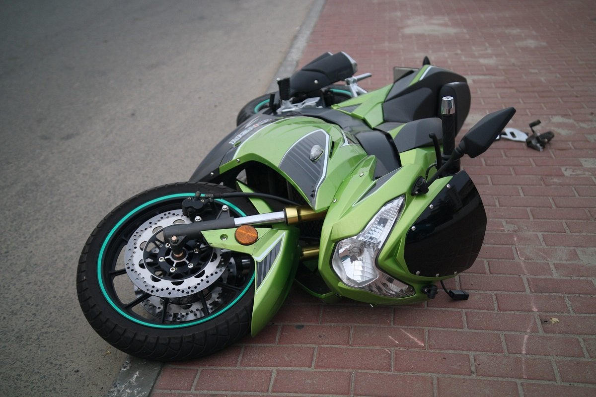 Водитель мотоцикла тоже получил ссадины и ушибы, но от госпитализации отказался