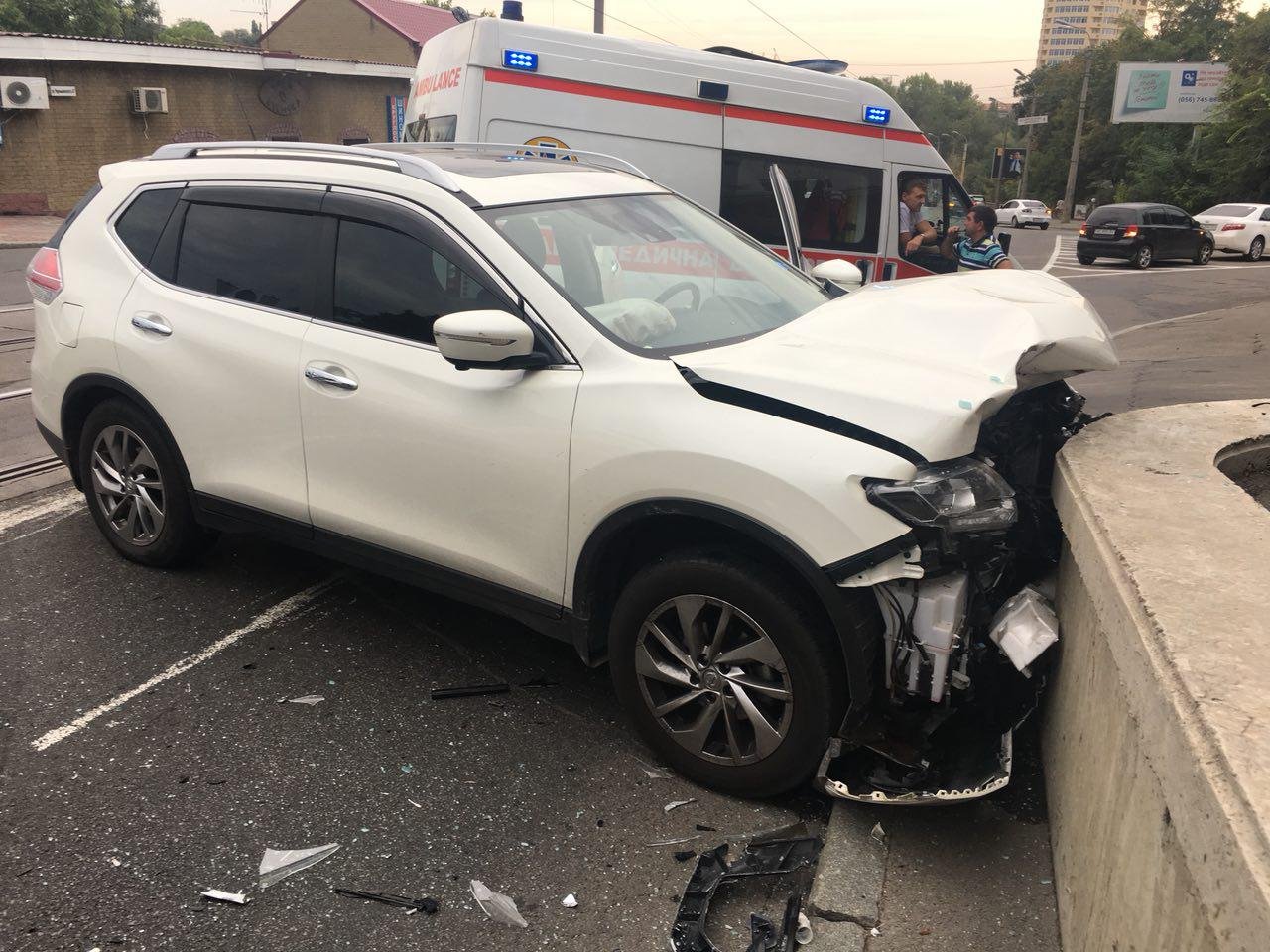 На перекрестке Гоголя и Чернышевского Chevrolet и Nissan въехали в парапет 1