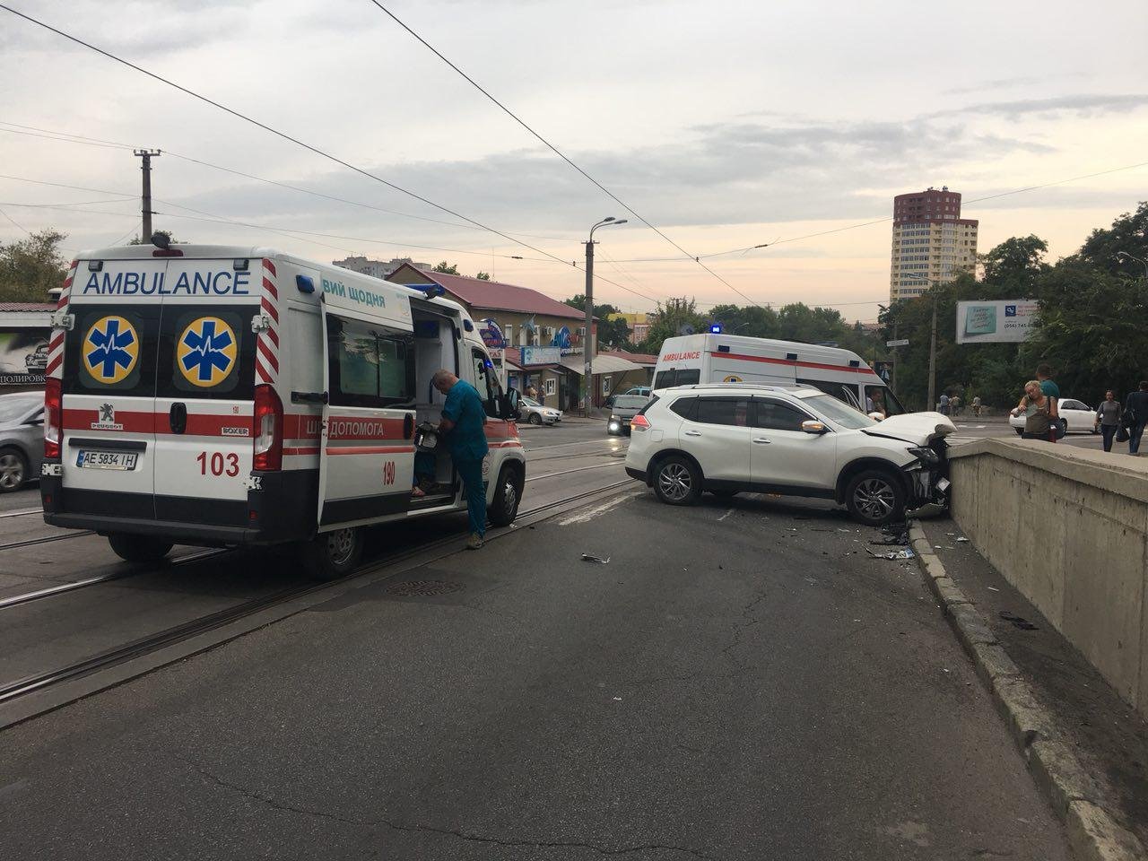 На перекрестке Гоголя и Чернышевского Chevrolet и Nissan въехали в парапет 3