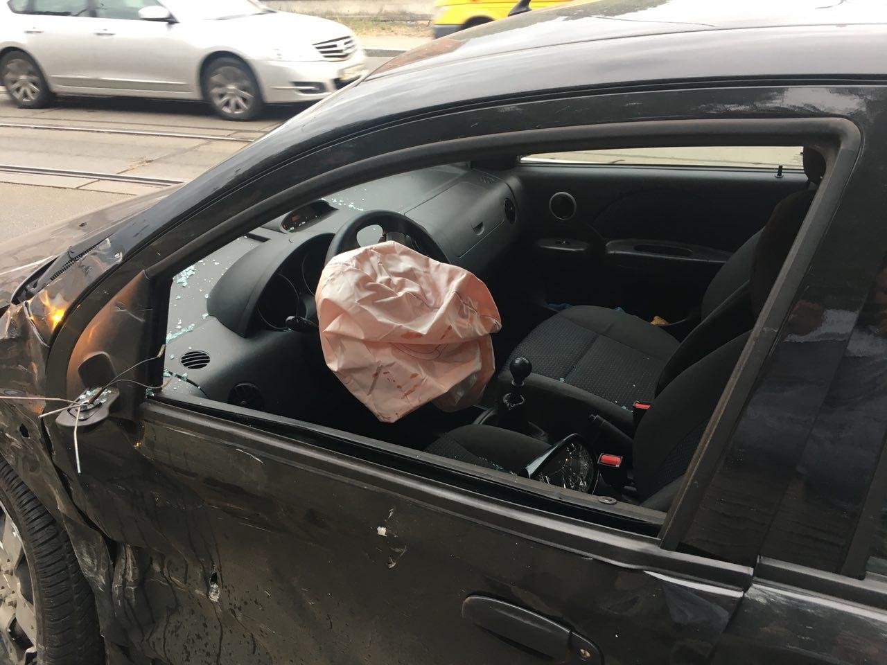 На перекрестке Гоголя и Чернышевского Chevrolet и Nissan въехали в парапет 4