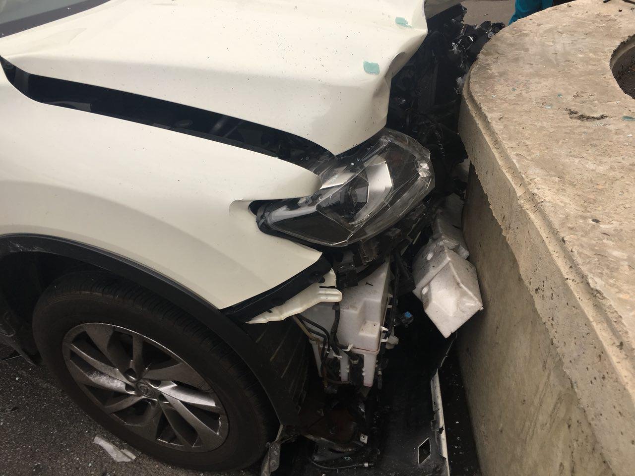 На перекрестке Гоголя и Чернышевского Chevrolet и Nissan въехали в парапет 5