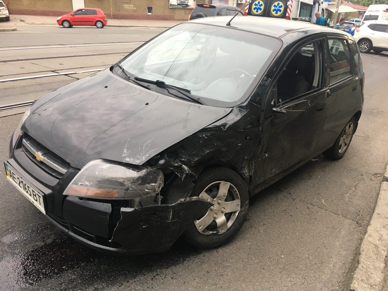 На перекрестке Гоголя и Чернышевского Chevrolet и Nissan въехали в парапет 6