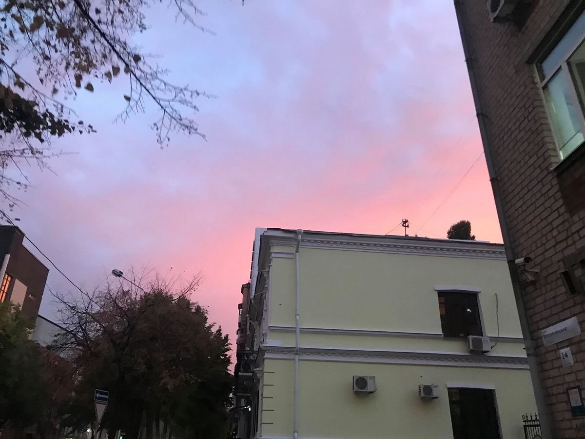 А где-то радугу закрывают крыши домов