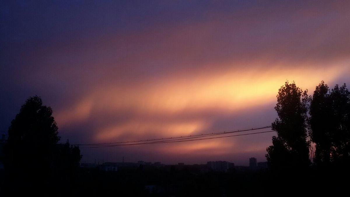 Небо переливается разными цветами