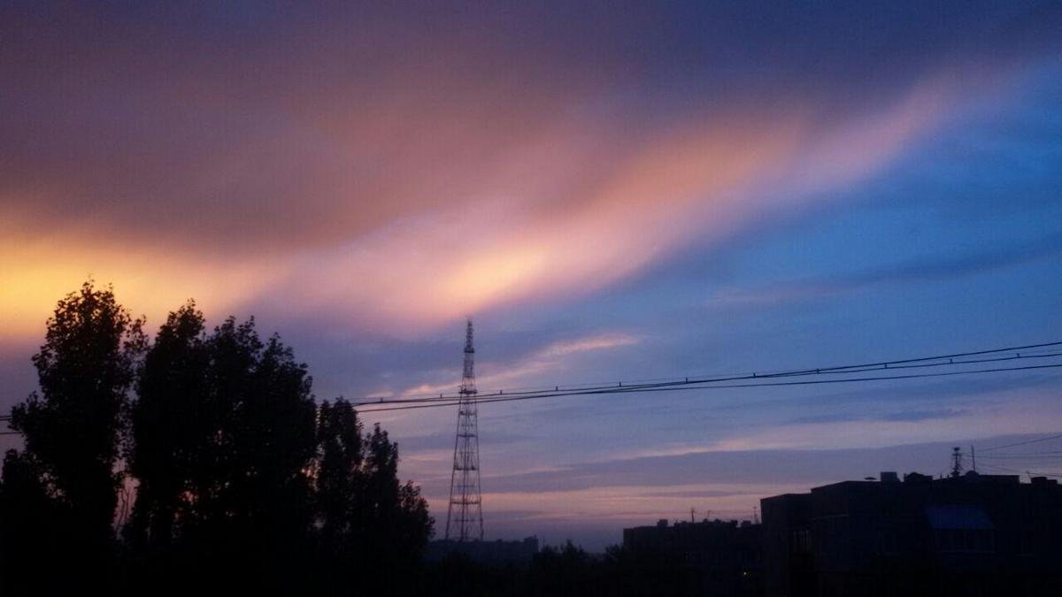 Опоры ЛЭП на фоне сине-лилового неба