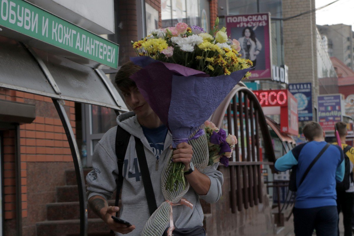 Кого-то ждет теплый вечер. Судя по количеству букетов - дважды