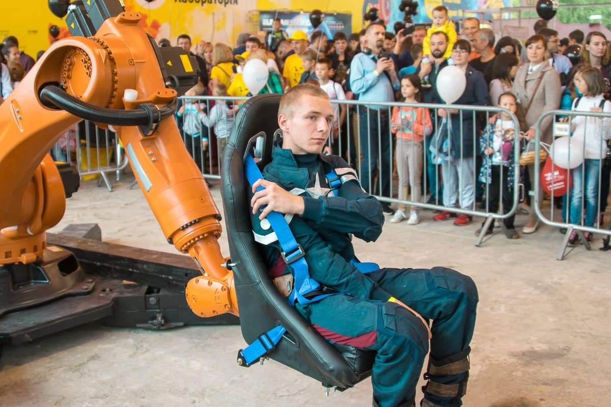 Капитан Америка стал первым, кого покатала гигансткая роборука