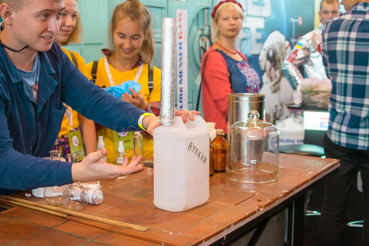 Студенты ДНУ удивляли посетителей различными химическими опытами