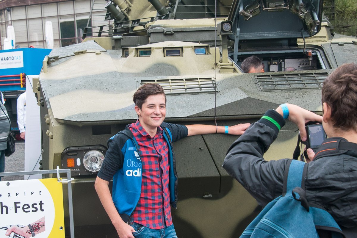 У каждого уважающего себя мужчины есть фото с БТР