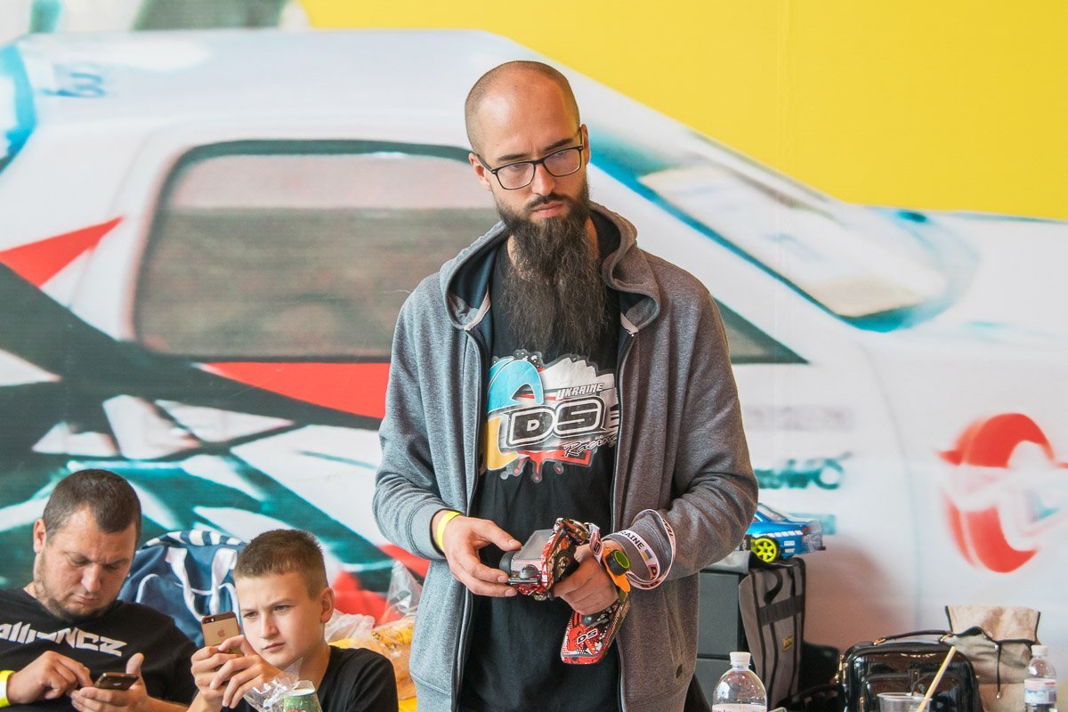 Владельцы машинок на радиоуправлении ходят именно с таким лицом