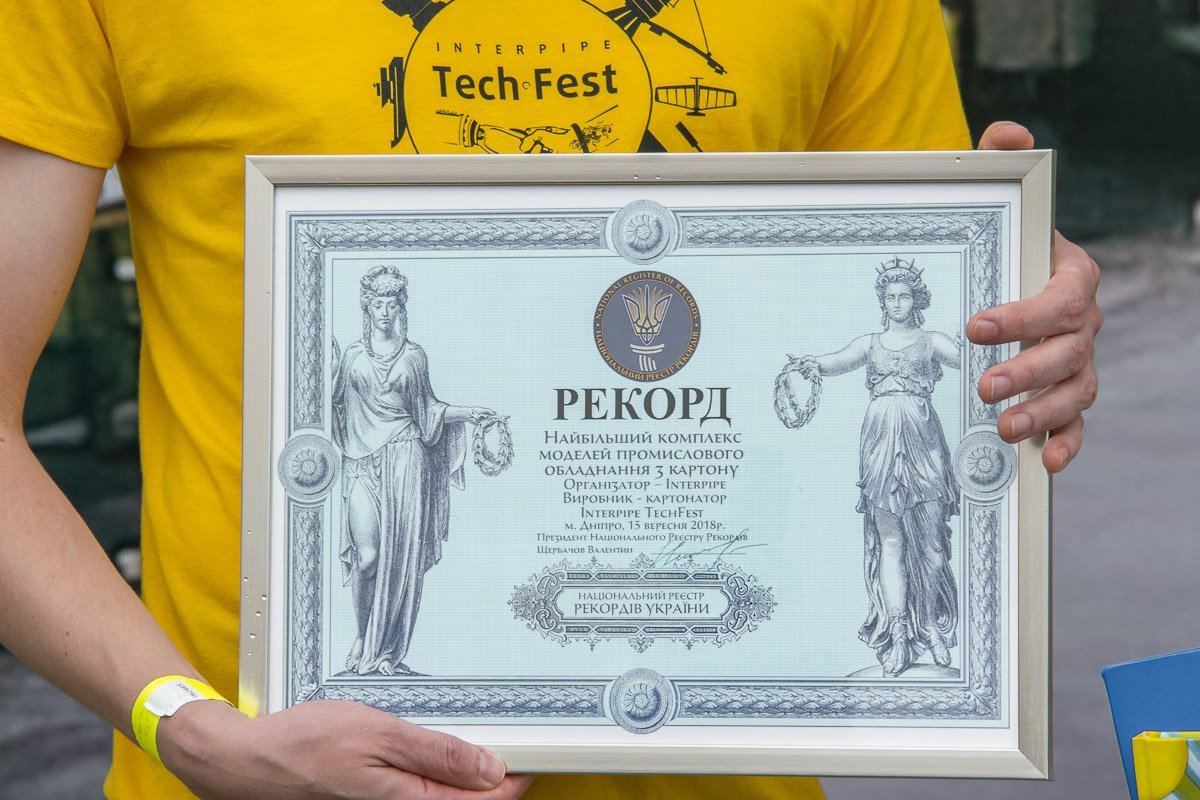 В экспозоне украинской промышленной компании построили самый большой комплекс моделей оборудования из картона