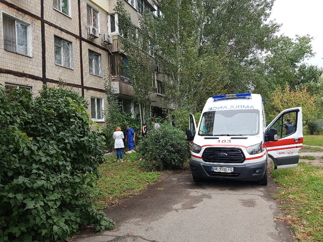 Мужчина выпрыгнул с 7 этажа Мужчина выпрыгнул с 7 этажа