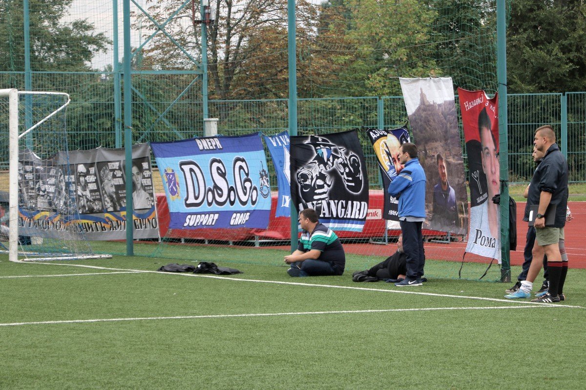 Помимо знамен клубов, на стадионе вывесили фото тех, кто уже не выйдет на трибуны