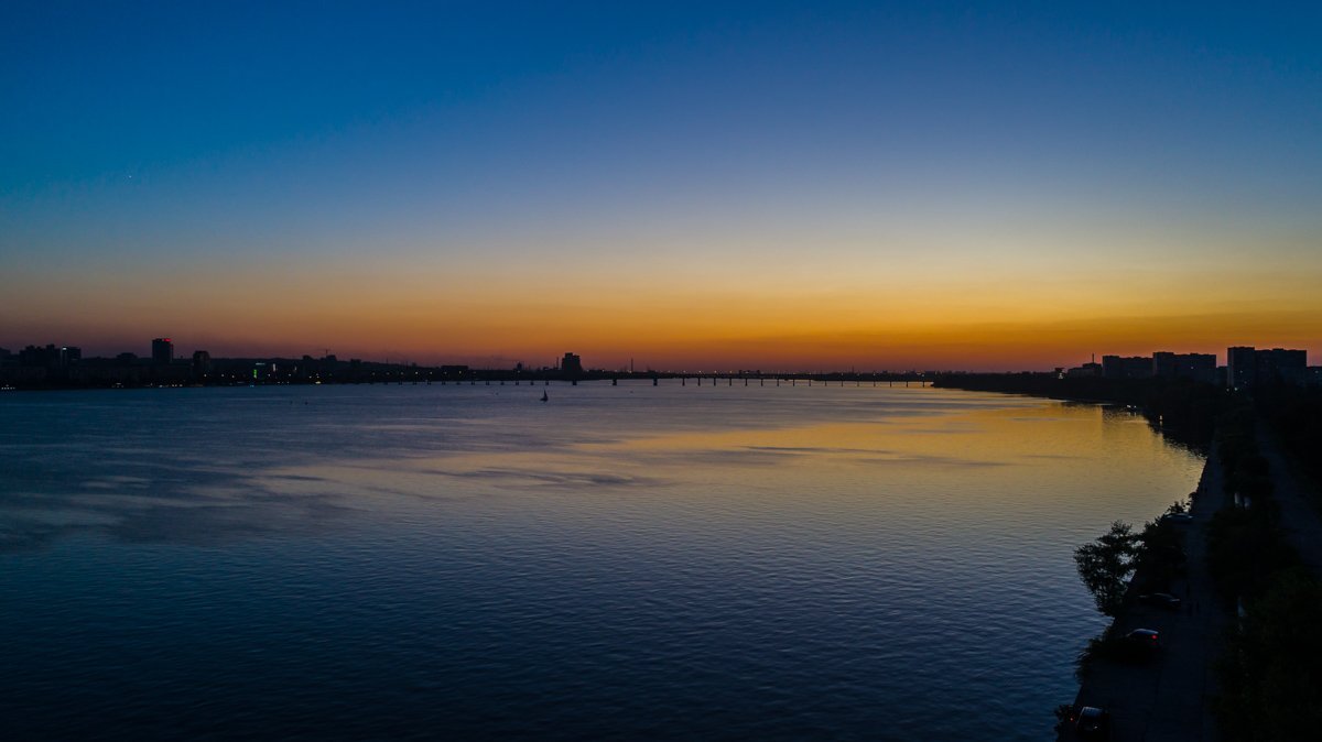 Солнце уже под горизонтом, но краски неба еще не угасли Солнце уже под горизонтом, но краски неба еще не угасли