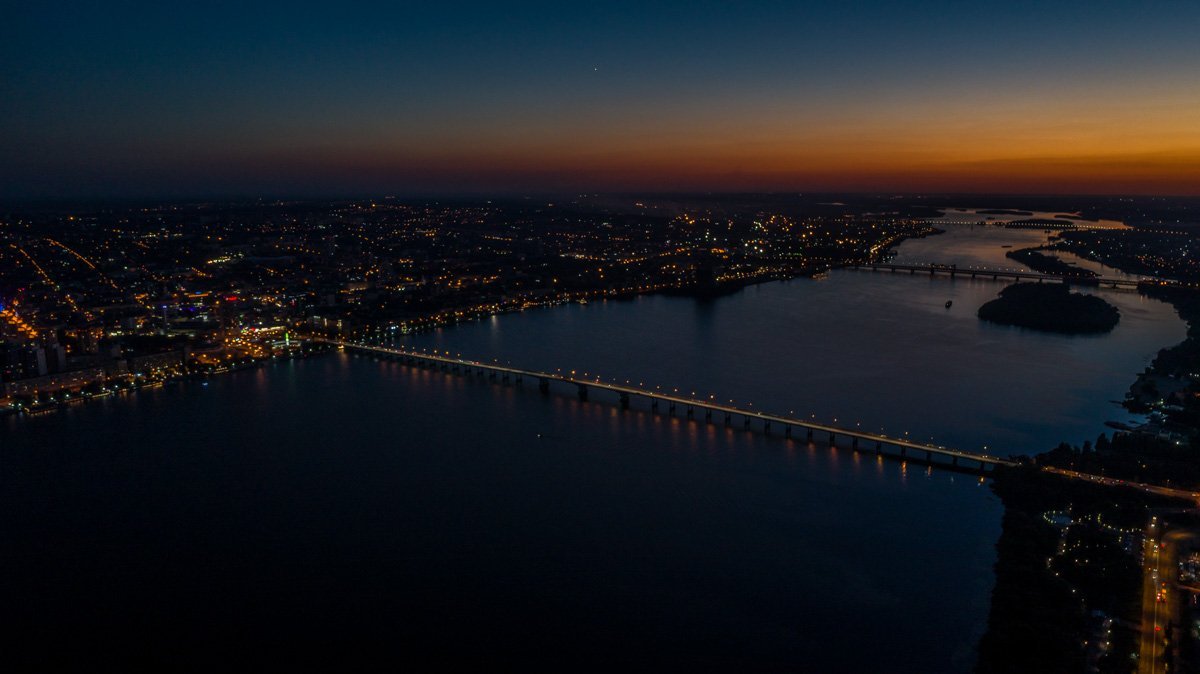 Палитра неба после заката завораживает, а огни придают волшебства Палитра неба после заката завораживает, а огни придают волшебства