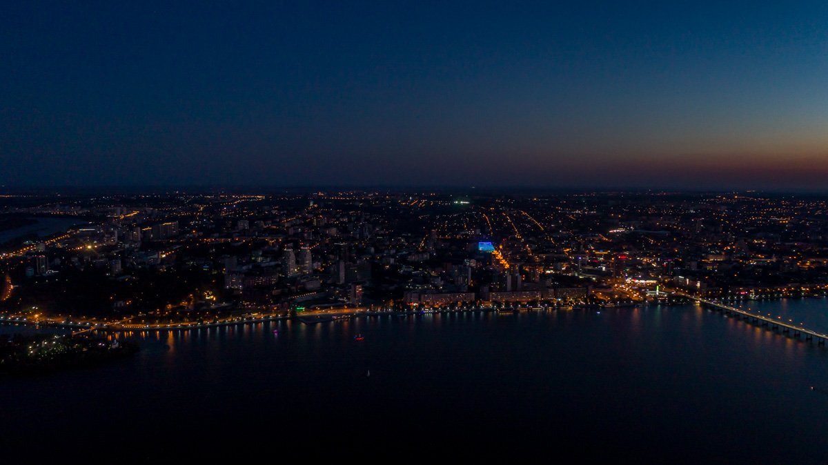 Солнце уже село и не дает своего света, но небо еще не стало черным и невыразительным Солнце уже село и не дает своего света, но небо еще не стало черным и невыразительным
