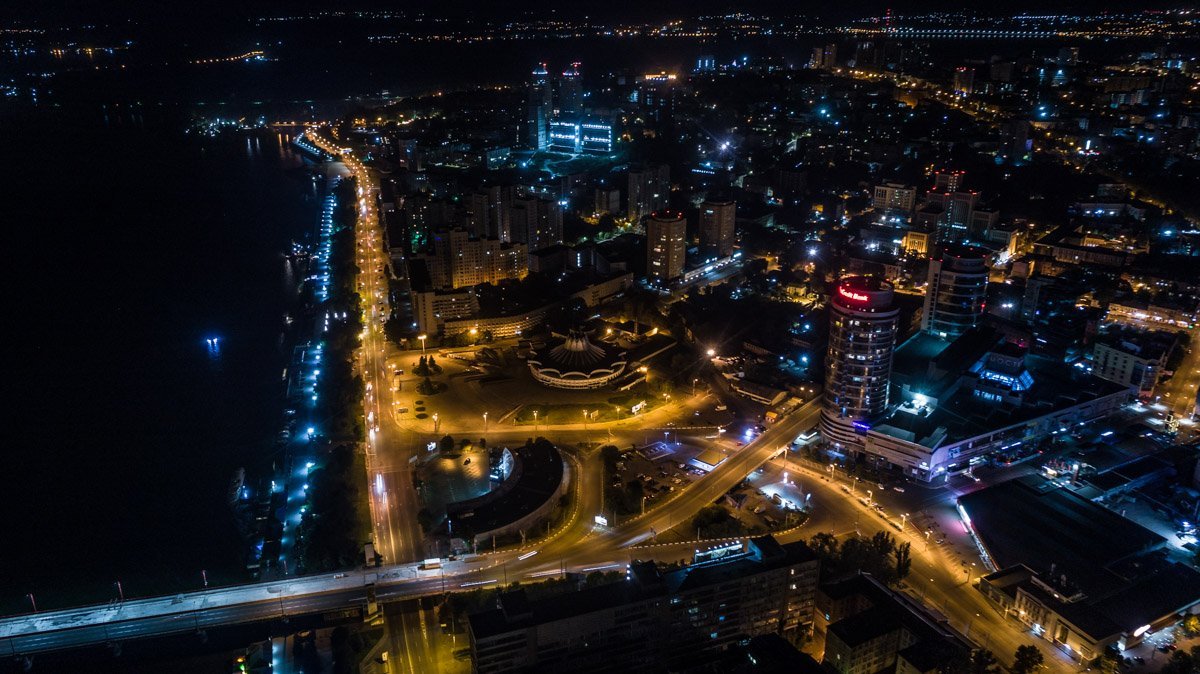 Жизнь ночного города сияет своей особенной, таинственной красотой Жизнь ночного города сияет своей особенной, таинственной красотой