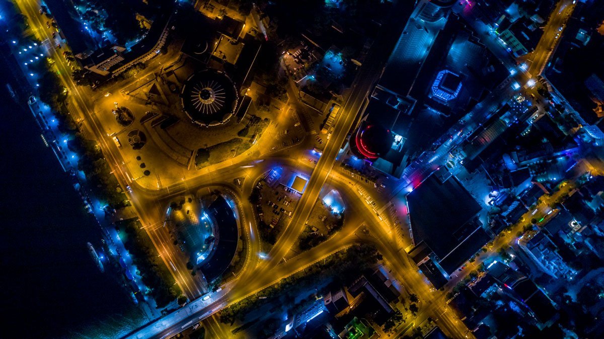 Футуристический ночной пейзаж Футуристический ночной пейзаж