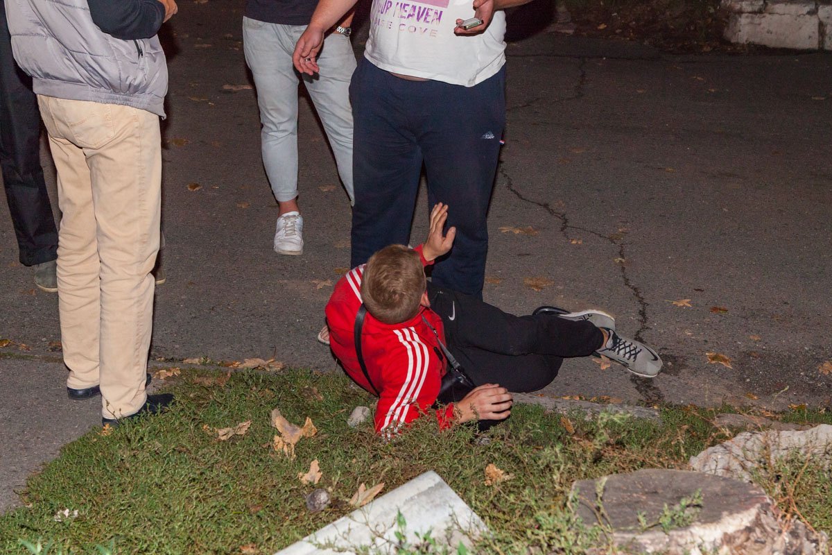 Молодой человек без причины ударил таксиста и по автомобилю Daewoo Lanos Молодой человек без причины ударил таксиста и по автомобилю Daewoo Lanos