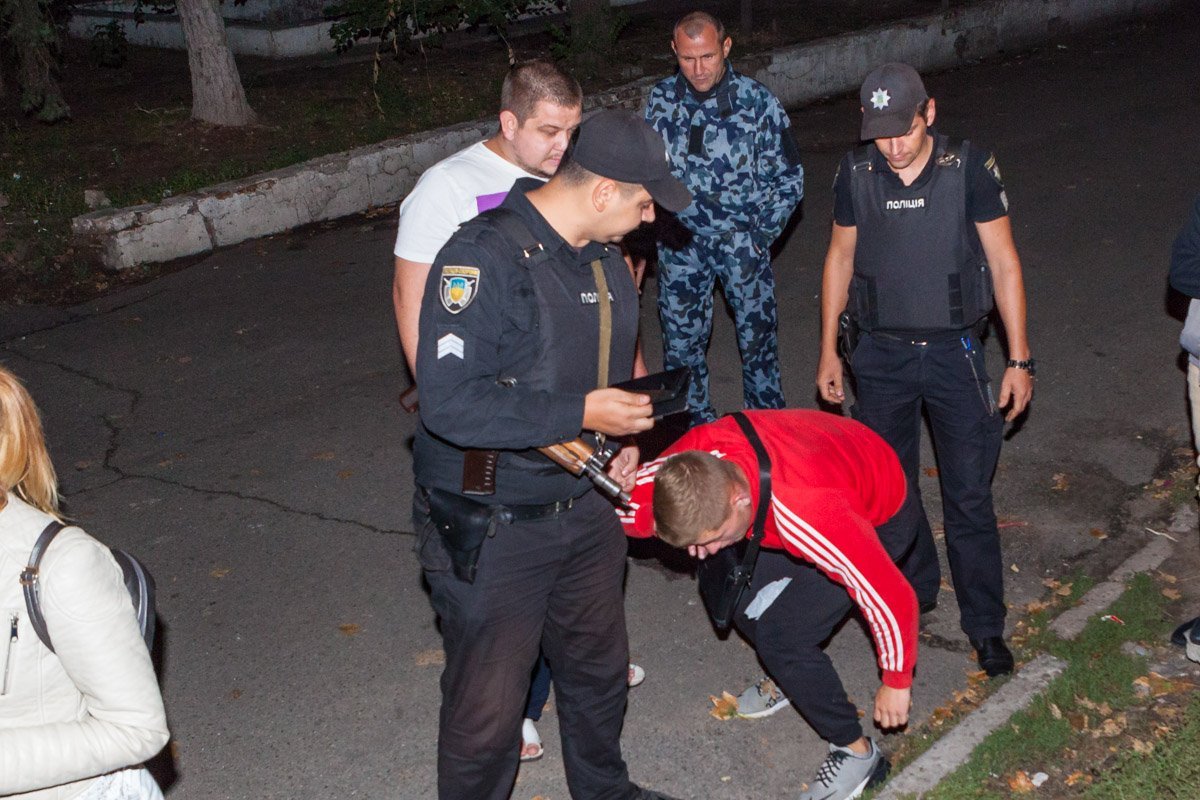 Полиция доставила вредителя в районное отделение полиции Полиция доставила вредителя в районное отделение полиции