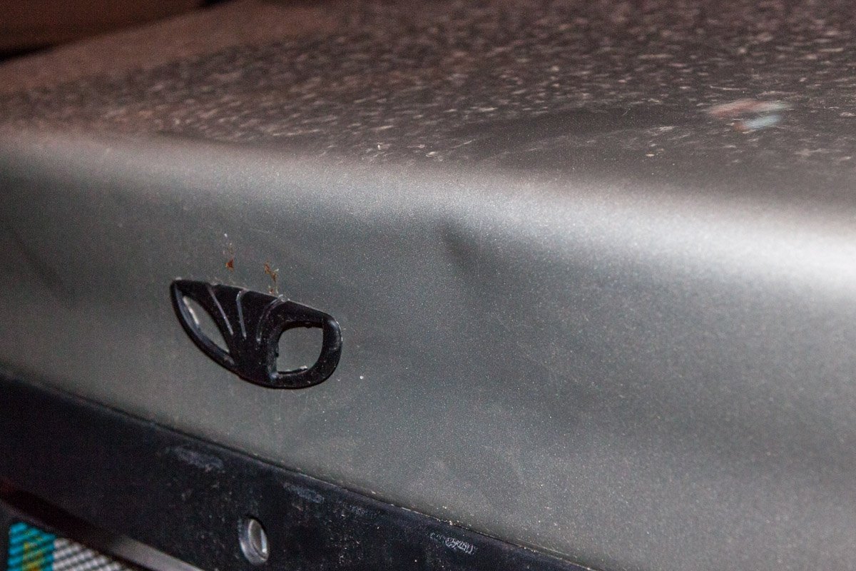 Вмятина на бампере автомобиля Вмятина на бампере автомобиля