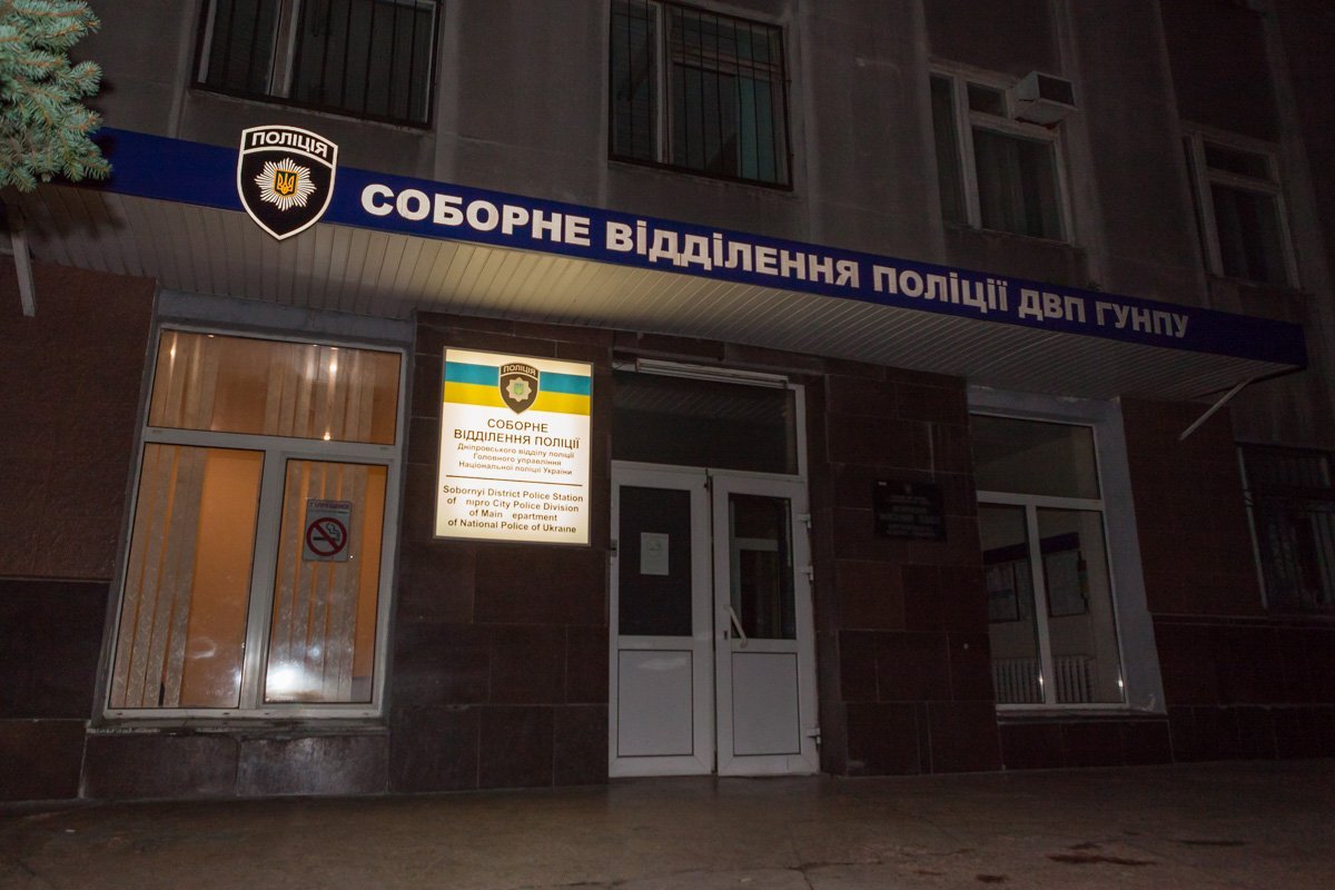 Участников потасовки доставили в Соборное отделение полиции Участников потасовки доставили в Соборное отделение полиции