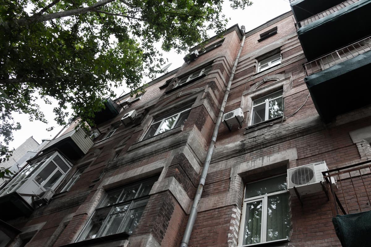 Здания укрывают тебя от солнечного света Здания укрывают тебя от солнечного света